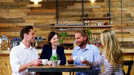 Amigos-Tomando-Un-Café-En-La-Cafetería