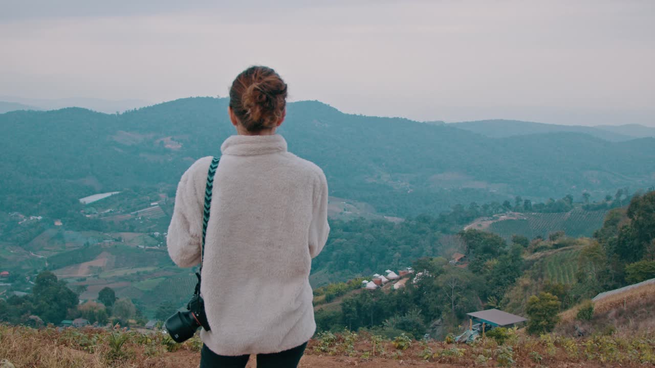 산의 풍경을 즐기는 여자