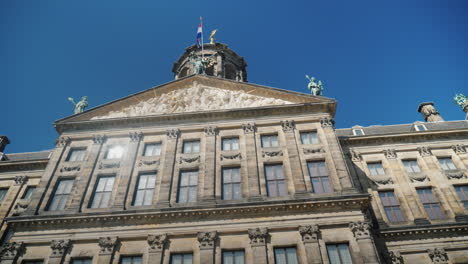 Sonne-Spiegelt-Sich-Am-Fenster-Des-Königlichen-Palastes-Von-Amsterdam