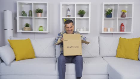 el viejo abriendo el paquete de carga.