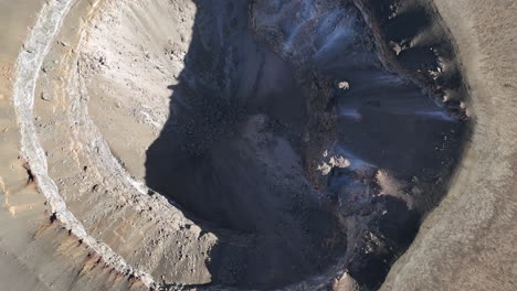 fotografía de avión no tripulado, ángulo descendente del pico uhuru en el monte kilimanjaro con el cráter volcánico debajo. fotografía aérea que se eleva lentamente