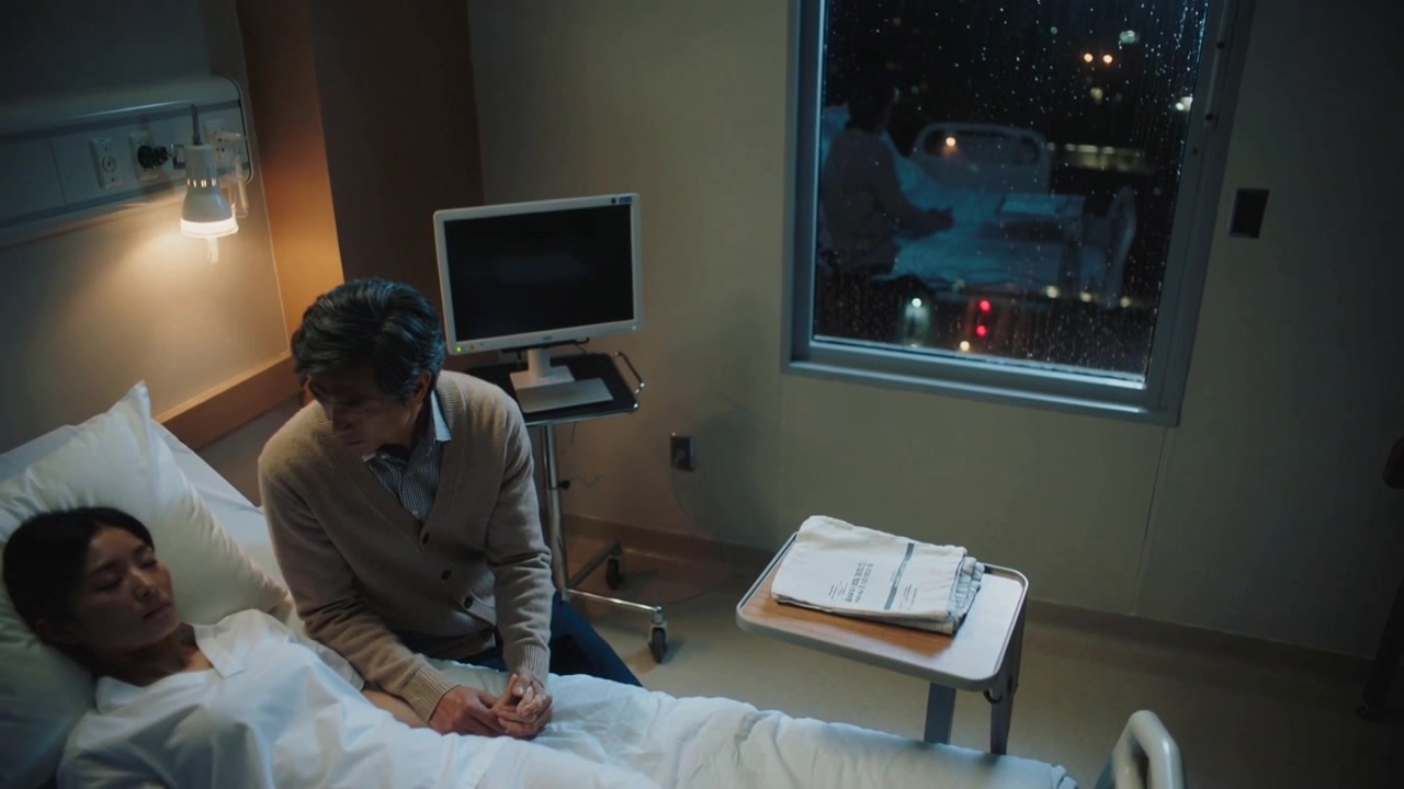환자의 손을 잡고 침대에서 위로를 건네는 가디건을 입은 손님, 창문을 두드리는 비, 카피 공간