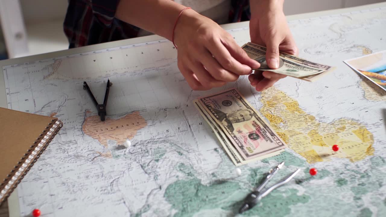 여행객이 현금, 돈, 달러를 계산하는 여행자, 여행을 떠나는 여행자 소녀는 오랫동안 계산됩니다.