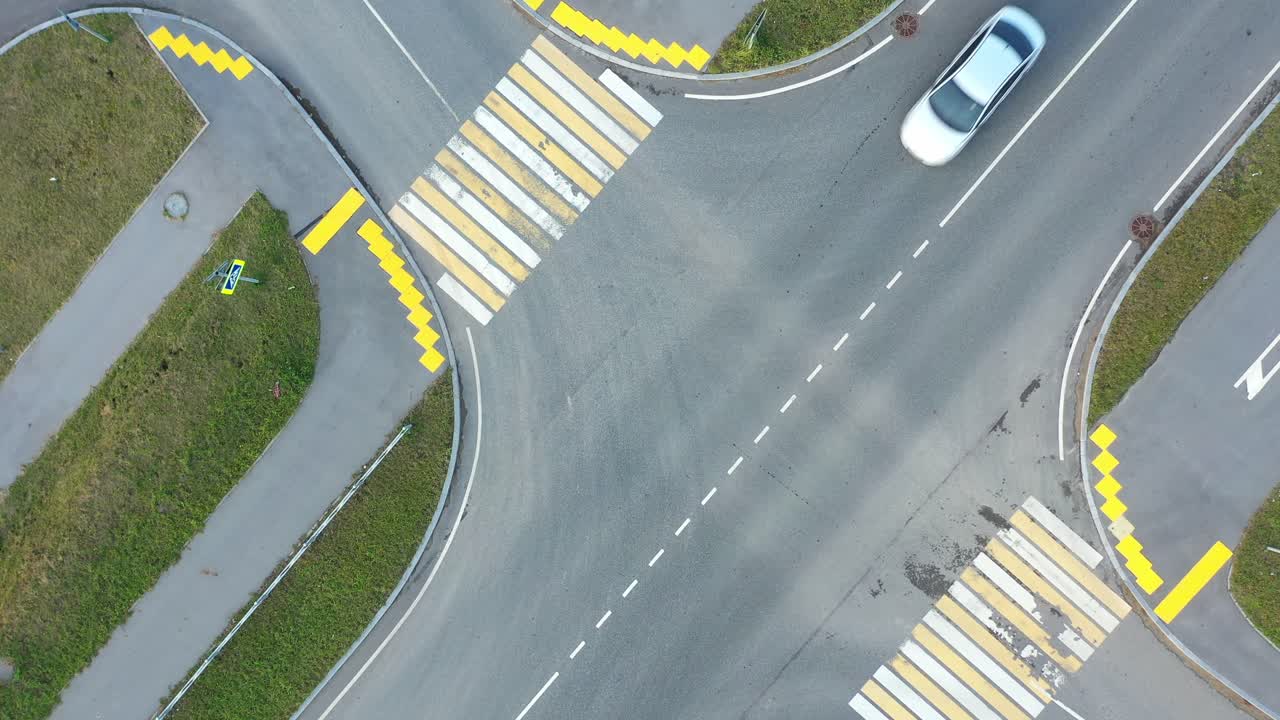 vista aérea de una intersección de carretera con cruces peatonales