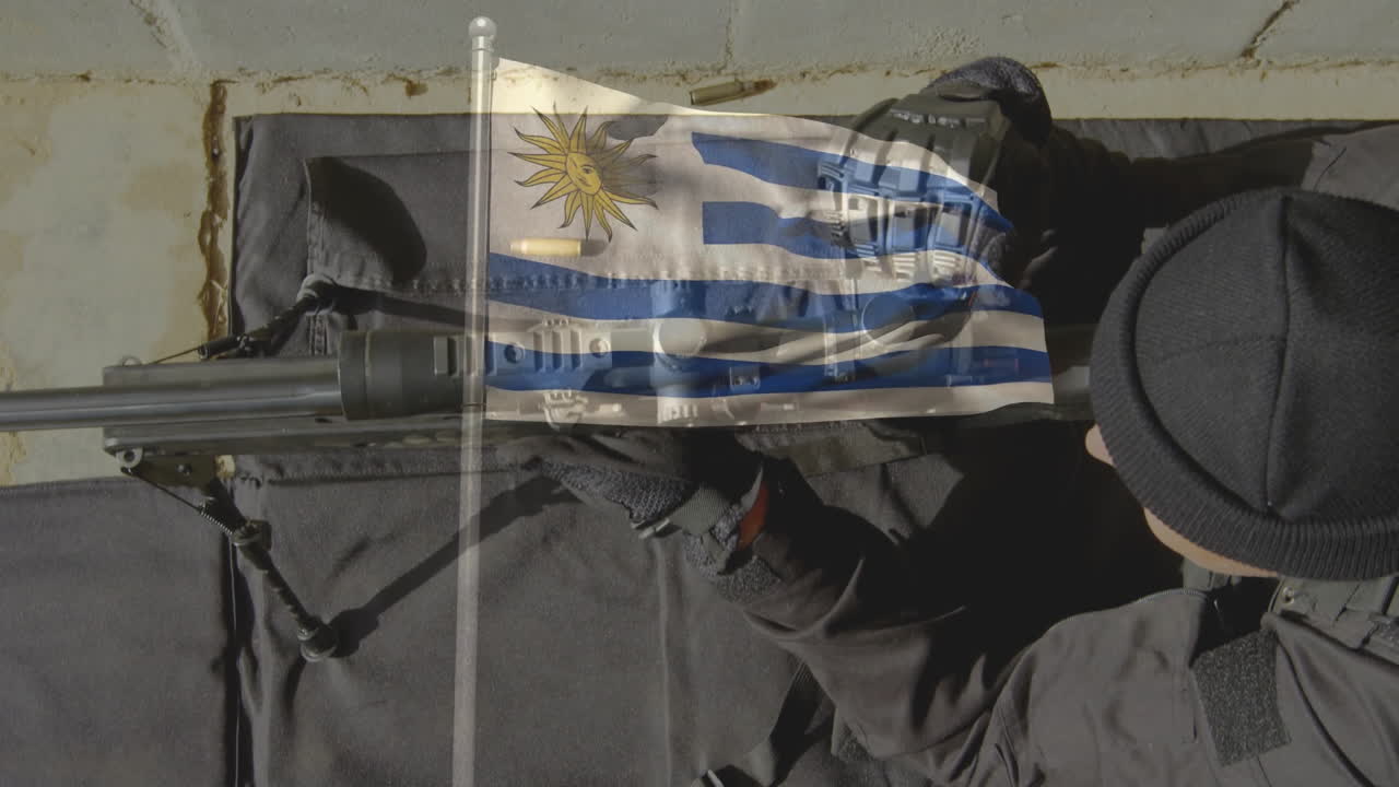 Persona che tiene un fucile, con sovrapposizione della bandiera dell'Uruguay su sfondo animato di cemento.