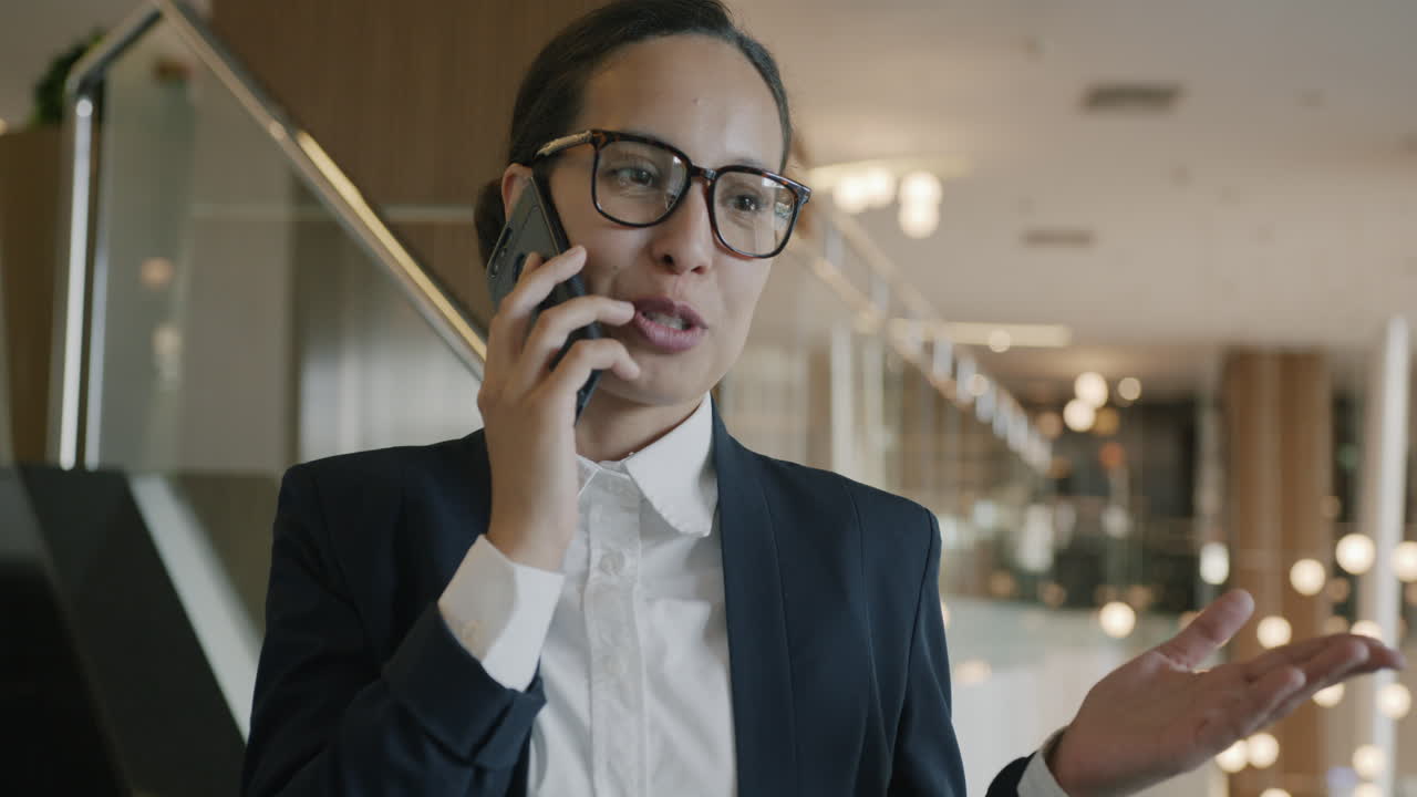 Donna d'affari al telefono nella hall dell'ufficio