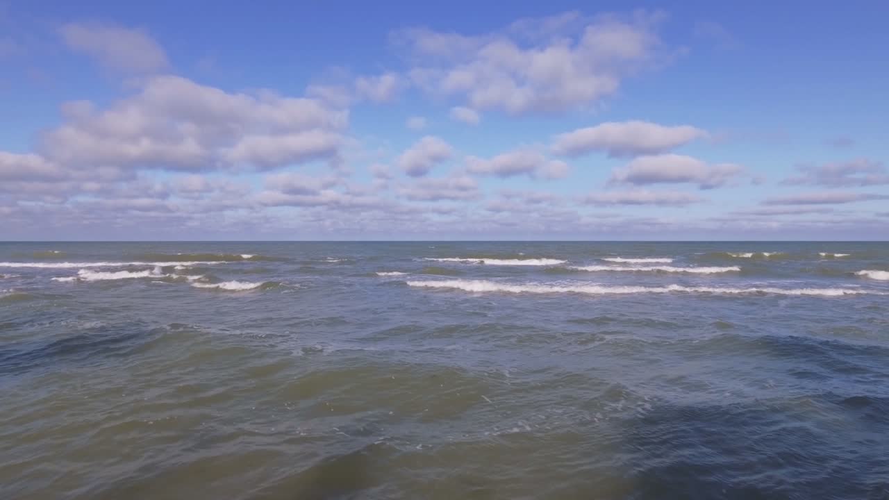 발트해 파도가 일출 해변 해변을 씻어