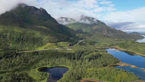 Paisaje-Natural-Y-Carretera-Escénica-En-Las-Islas-Lofoten,-Noruega---Antena-4k