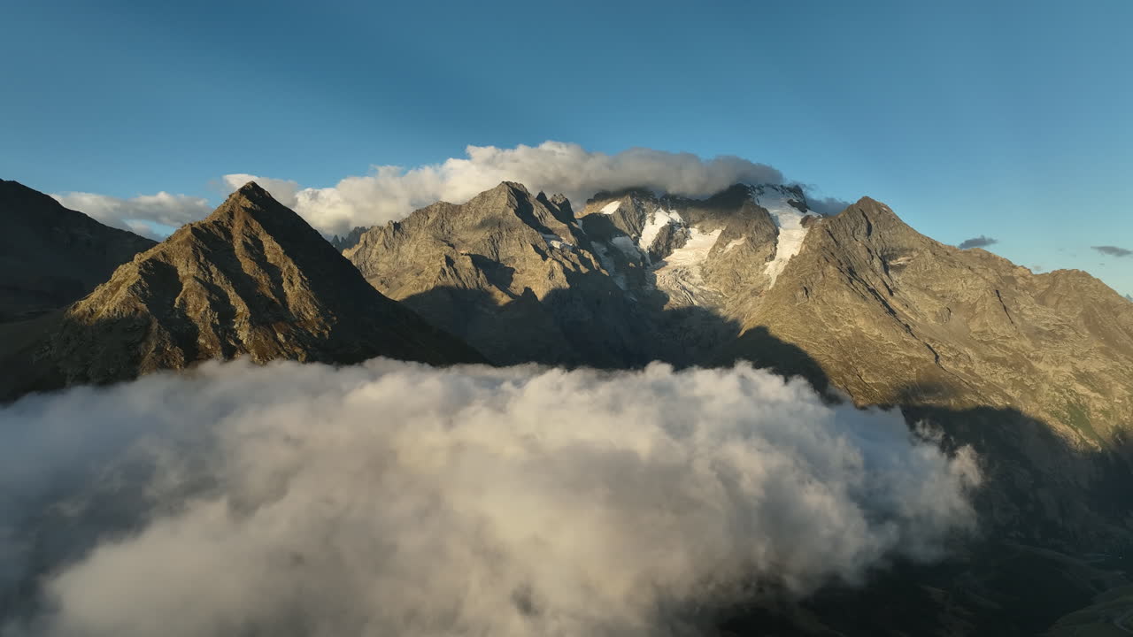 amanecer en las montañas silueta forma toma aérea macizo des ecrins
