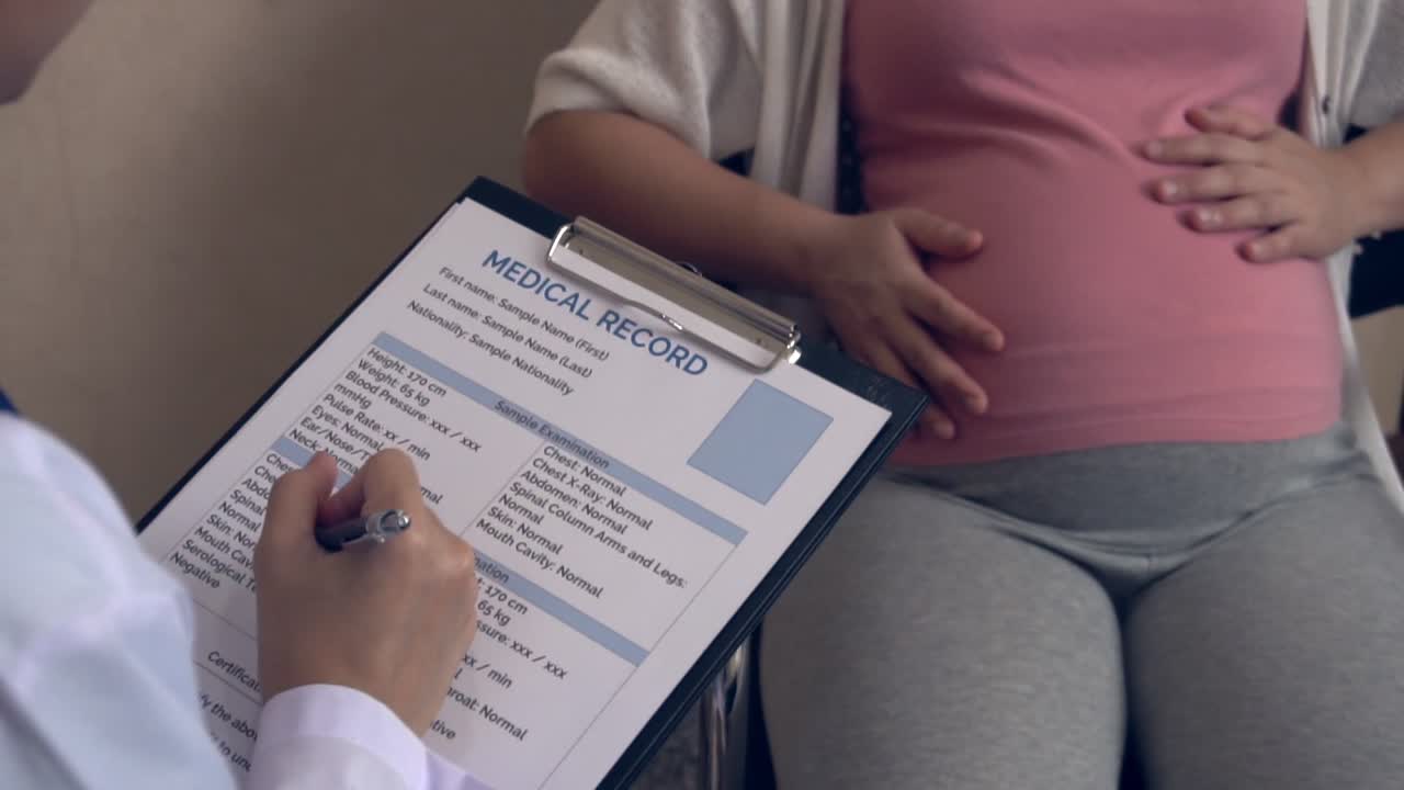 임산부 와 병원 의 산부인과 의사