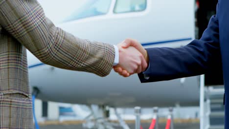 Businessmen-shaking-hands-with-each-other-4k