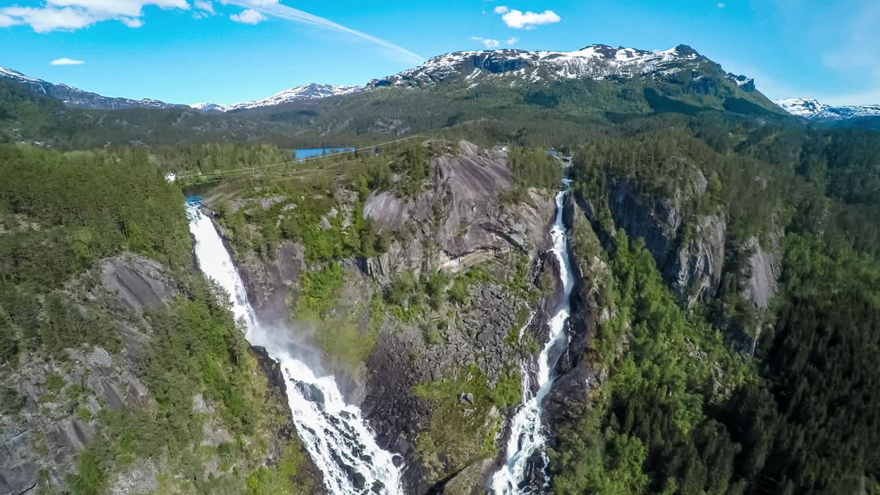 imágenes aéreas de la cascada de latefossen en noruega