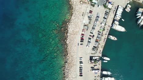 Drohnenaufnahme-Des-Yachthafens-Von-Kaş-Mit-Booten-In-Der-Region-Antalya-In-Der-Türkei