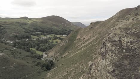 Capelulo-Penmaenmawr-Welsh-Mountain-Ridge-Elevándose-Por-Encima-Del-Valle-Costero-Vista-Aérea-Del-Norte-De-Gales