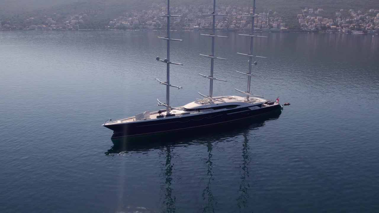 Veduta aerea della Baia di Cattaro, Montenegro, con il mega yacht Black Pearl