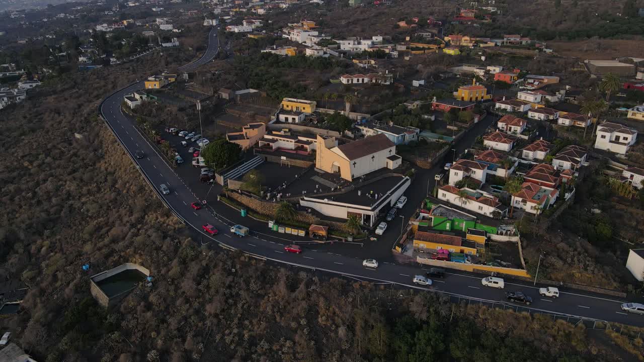 antena aérea de arriba hacia abajo dando vueltas sobre un pueblo con áreas cubiertas de ceniza después de la erupción del volcán cumbre vieja.