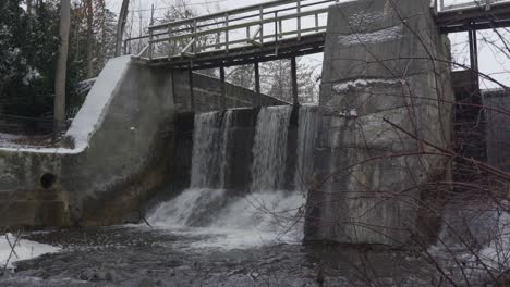 Cascadas-En-Un-Hermoso-Paisaje-Invernal-En-Canadá