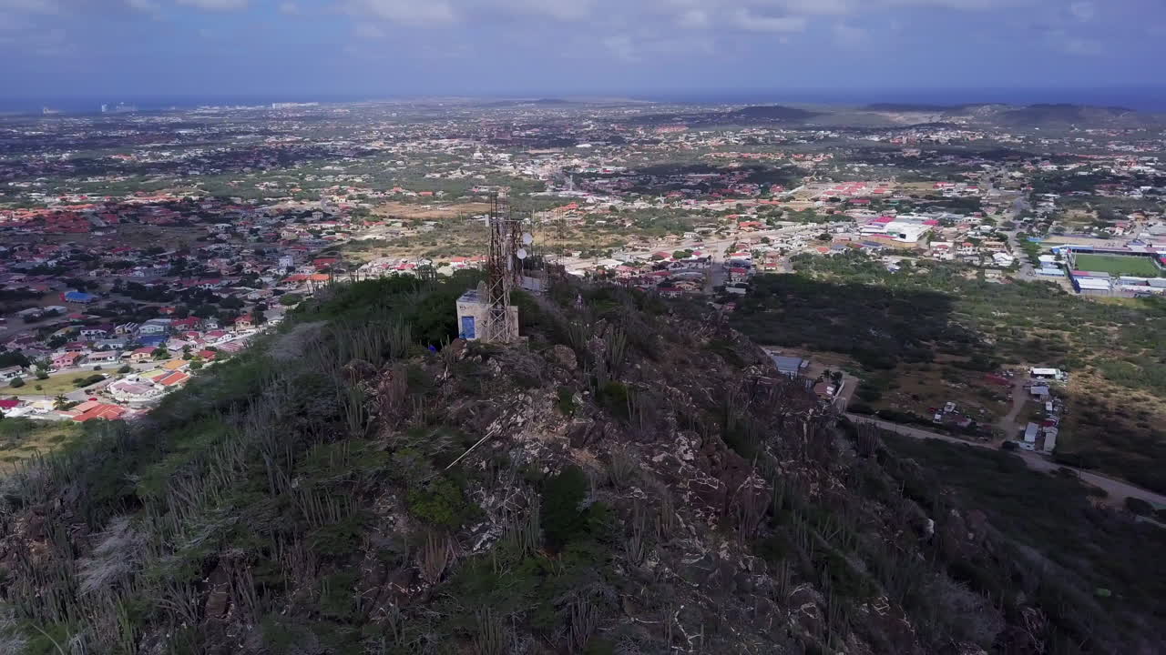 아루바의 후이버그 산 꼭대기에 있는 선인장, 디비디비 나무, 일부 키브라하차 나무로 둘러싸인 라디오 타워