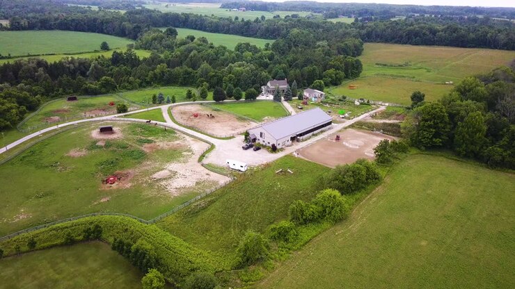 Ripresa con drone di una grande proprietà agricola e di allevamento.