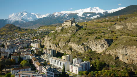 vista desde un helicóptero de la basílica de valere en la cima de una colina en sion, valais, suiza