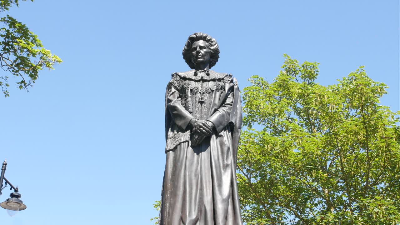 margaret thatcher - estatua del primer ministro británico de cerca - la dama de hierro en su lugar de nacimiento grantham