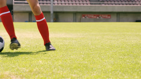 Jugador-De-Fútbol-Regateando-La-Pelota