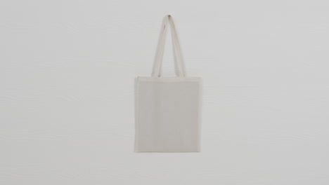 primer plano de una bolsa blanca sobre un fondo blanco, espacio de copia, cámara lenta