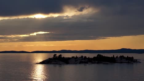 philip edward, isla, ontario, canadá - pequeña isla en medio del lago