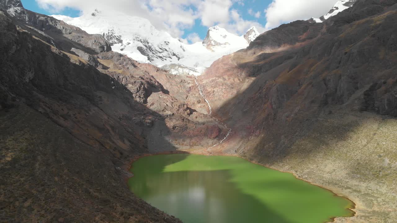 Shallap, il lago verde nelle Ande peruviane, ripresa aerea a ritroso sopra il lago, fiume originato dallo scioglimento dei ghiacciai, vista mozzafiato