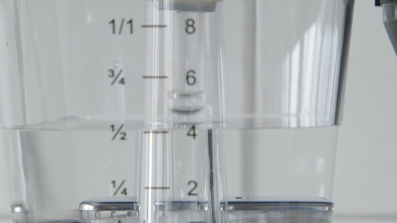 커피 머신의 물이 튜브에서 요리되기 시작합니다.