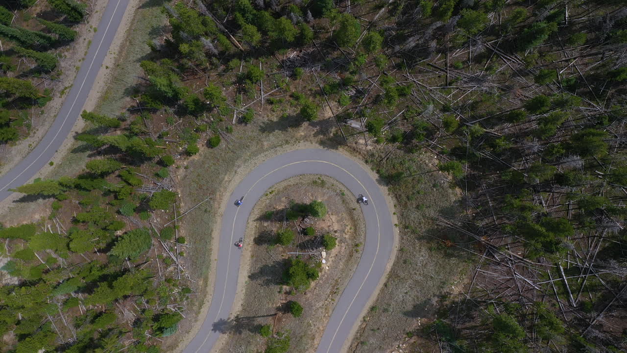 tiro aéreo bajando sobre ciclistas pedaleando cuesta arriba en colorado