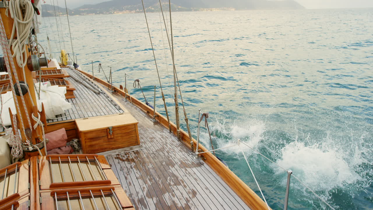 mujeres despreocupadas en bikinis saltando de un barco