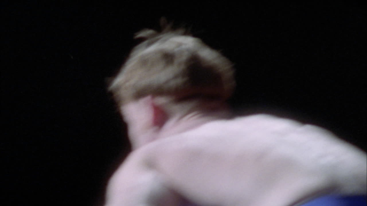 두 남자가 레슬링 경기에 참여