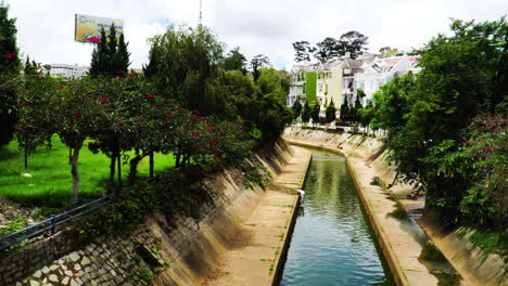 canal de agua cerca del centro de la ciudad, da lat, vietnam