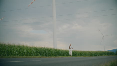 Nachdenkliche-Frau-Auf-Der-Straße