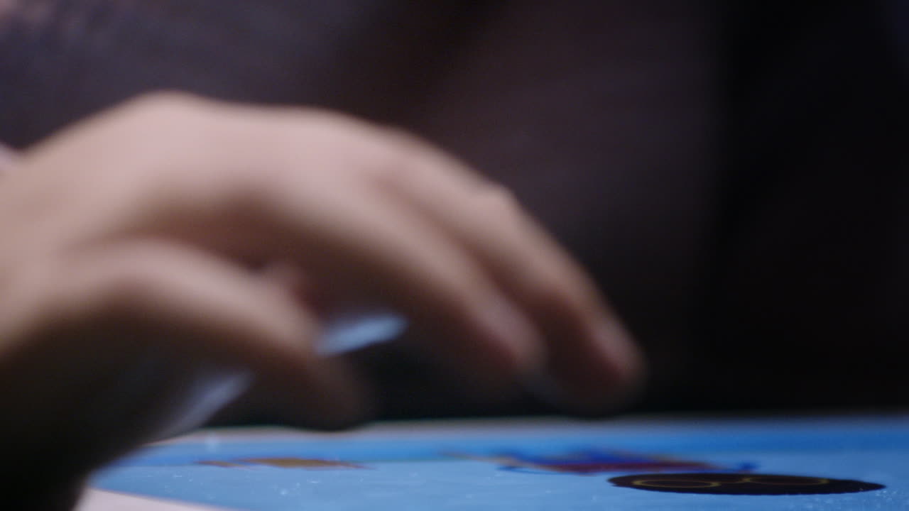 mano de niña toca la pantalla de la tableta digital