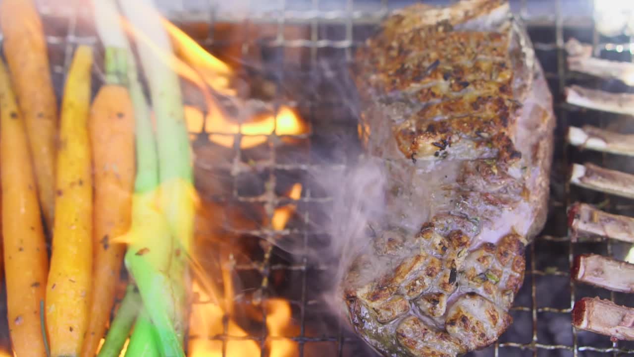 lomo abrasador de cordero y verduras a la parrilla al aire libre