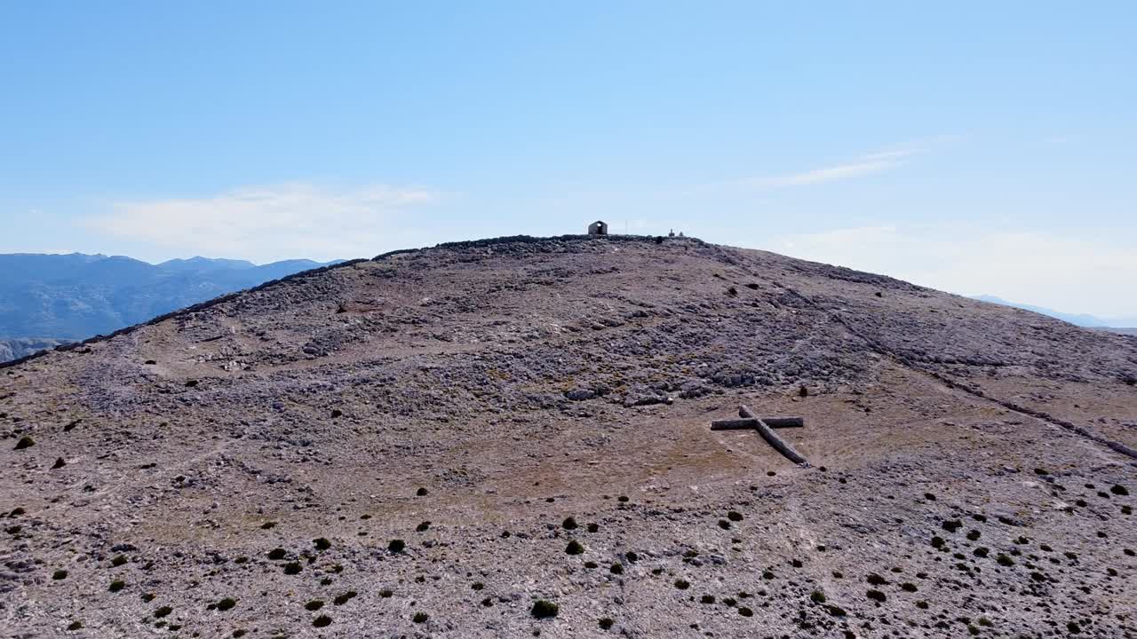 앞에 큰 십자가가 있는 산 정상의 공중 전망