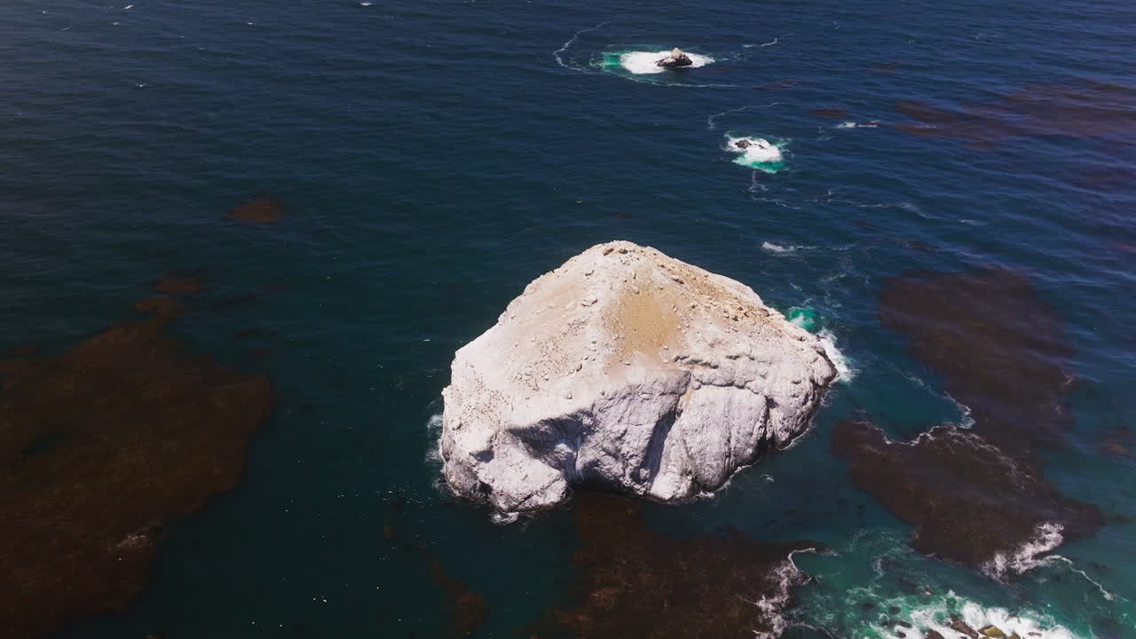 바다 속의 바위 섬