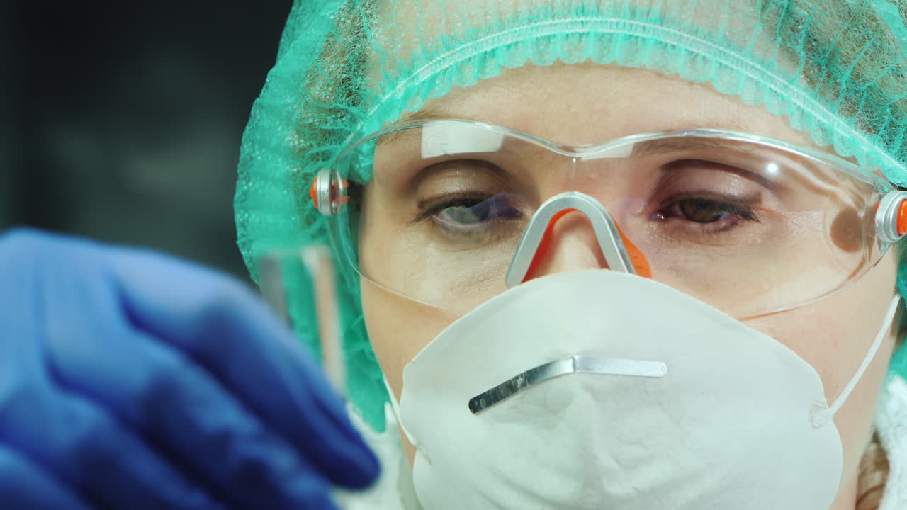 investigadora trabaja en el laboratorio con tubos de ensayo y productos químicos 3