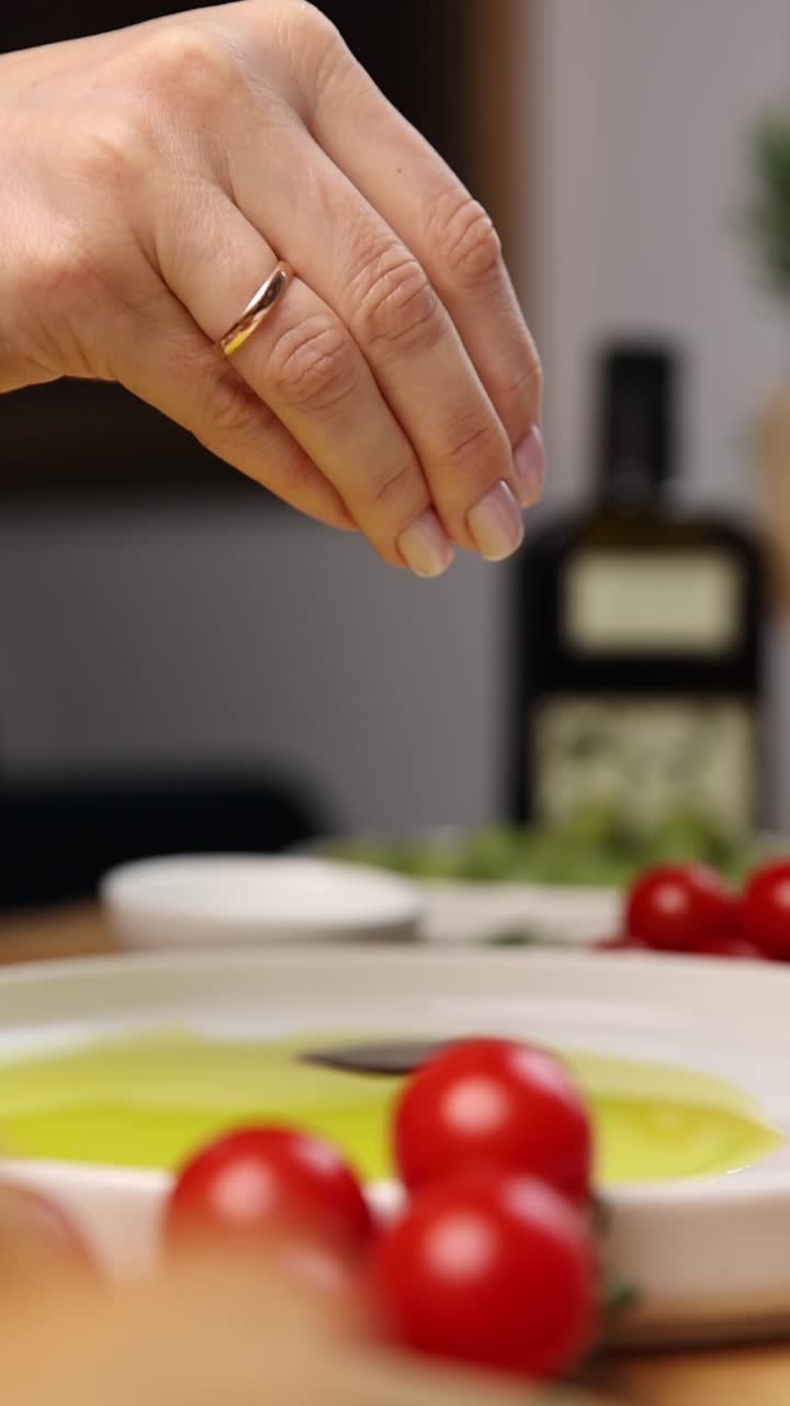 Condire i pomodori con sale e olio d'oliva