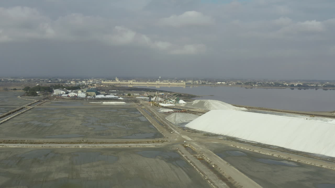 las murallas de aigues-mortes desde salins vista aérea de un avión no tripulado