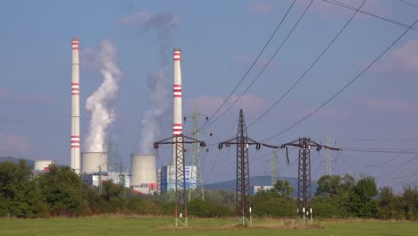 una gran planta de energía nuclear genera electricidad en la república checa 1