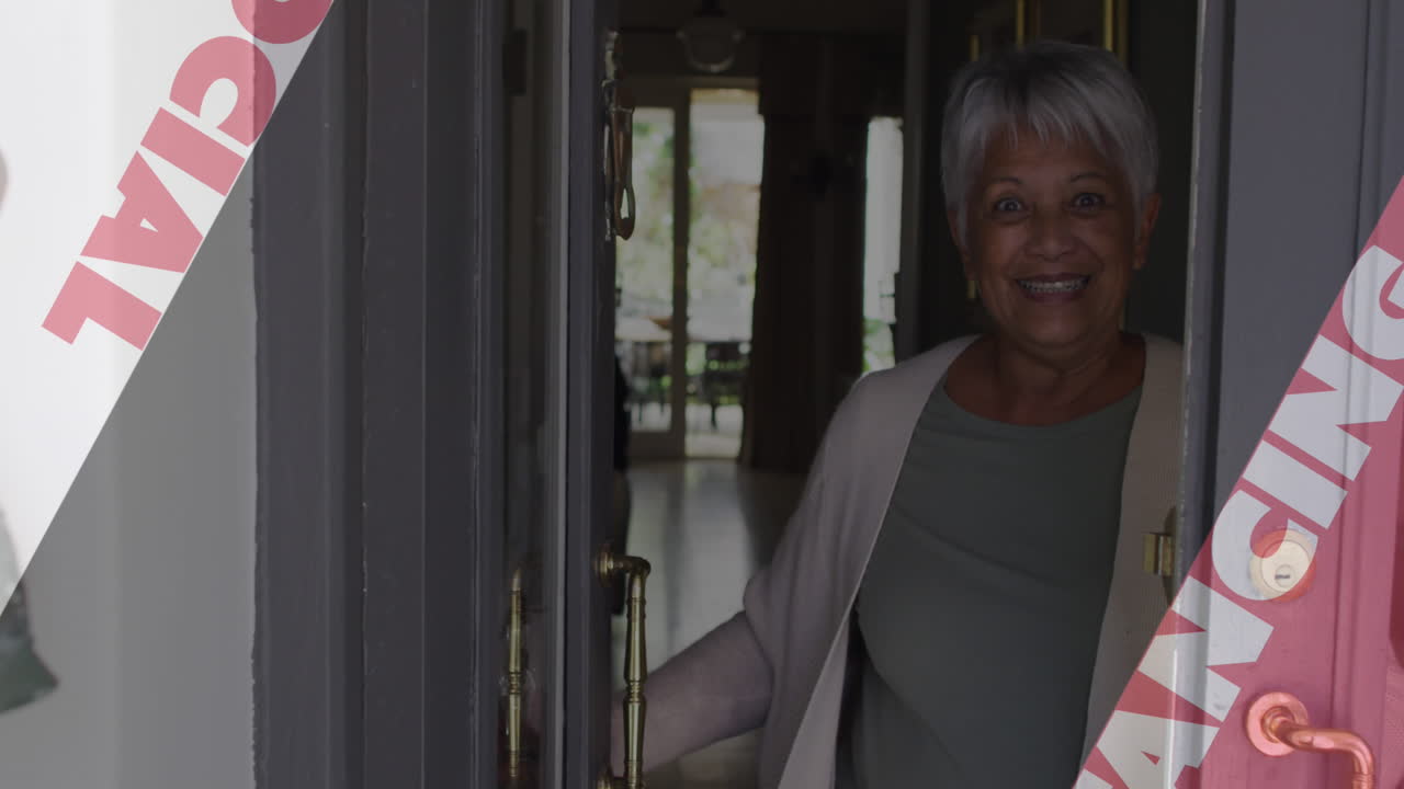 animación del texto de distanciamiento social sobre una mujer mayor sonriente de pie en la puerta