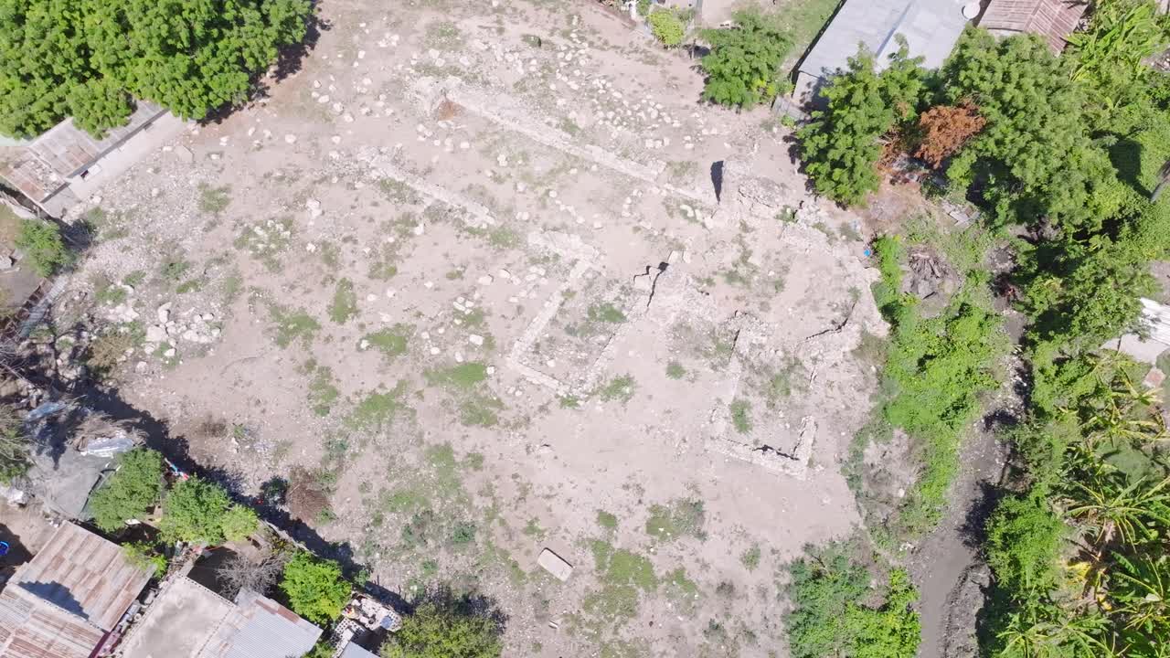 vista aérea de las ruinas del convento de la merced, sitio histórico en pueblo viejo, azua, república dominicana