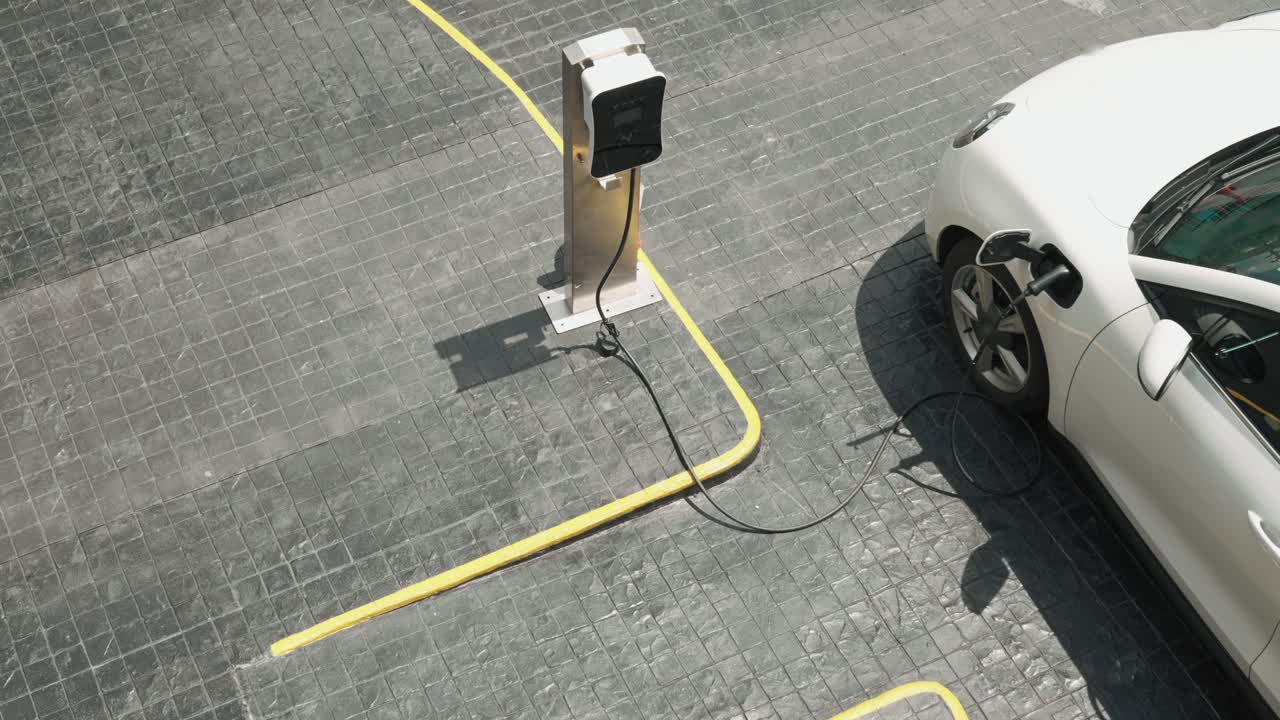 EV arabası ile ilerici yenilikçi kentsel elektrikli yol üstü şarj istasyonu.