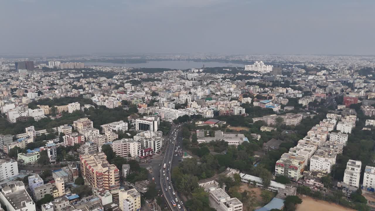 Ripresa aerea grandangolare con drone dell’espansione urbana di Hyderabad che si estende fino all'orizzonte