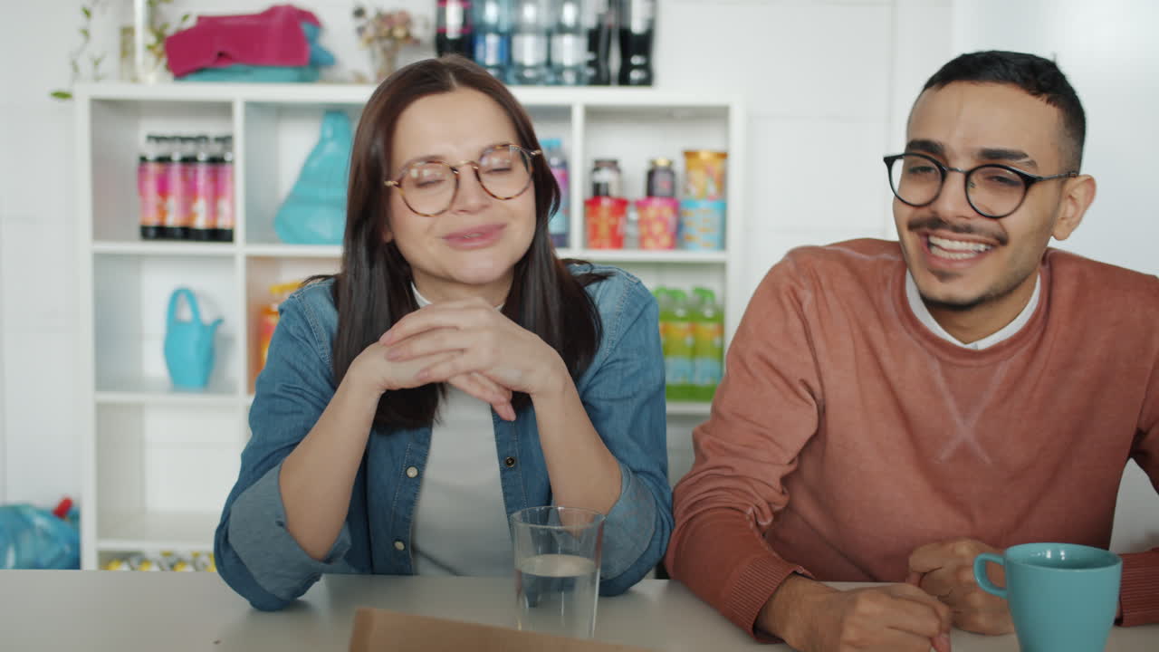 pareja teniendo una conversación