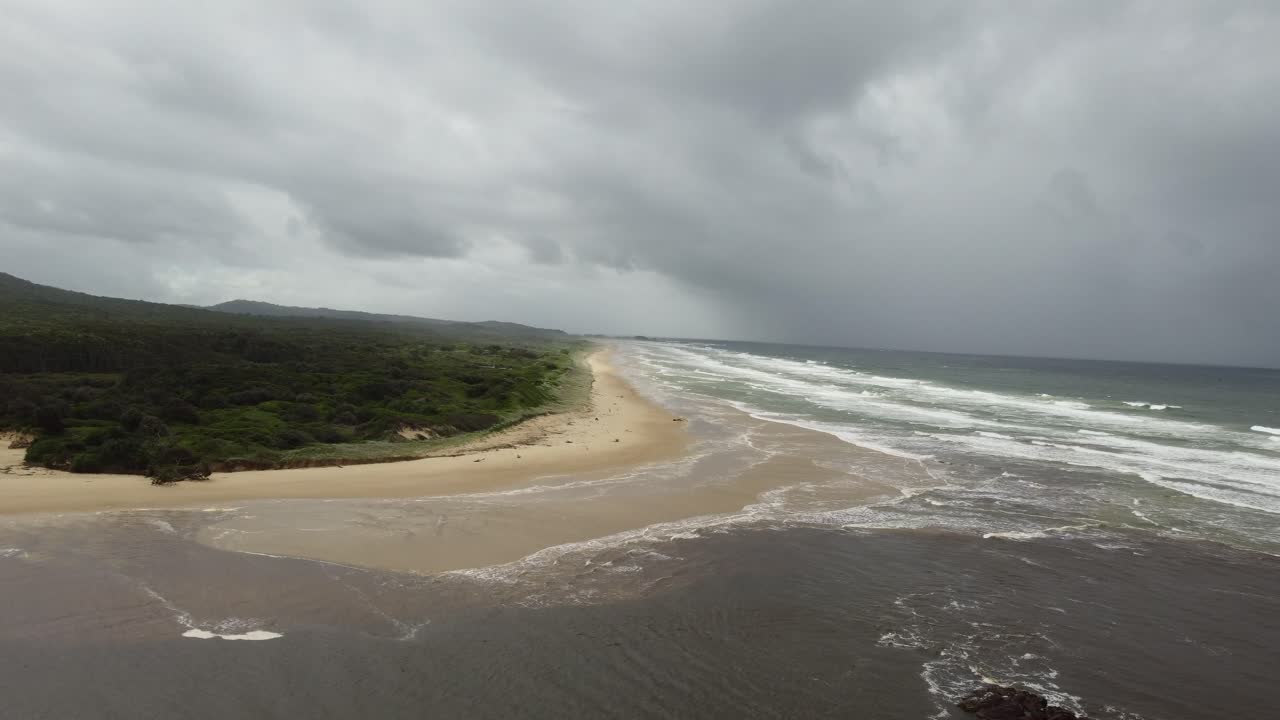 vista aérea de la playa de roca roja en australia durante el cierre