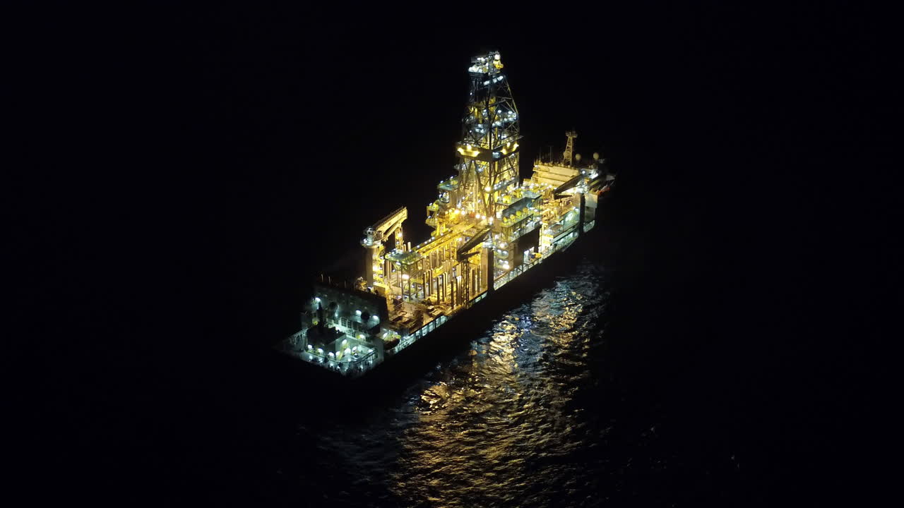 이 배는 밤새 작동합니다.